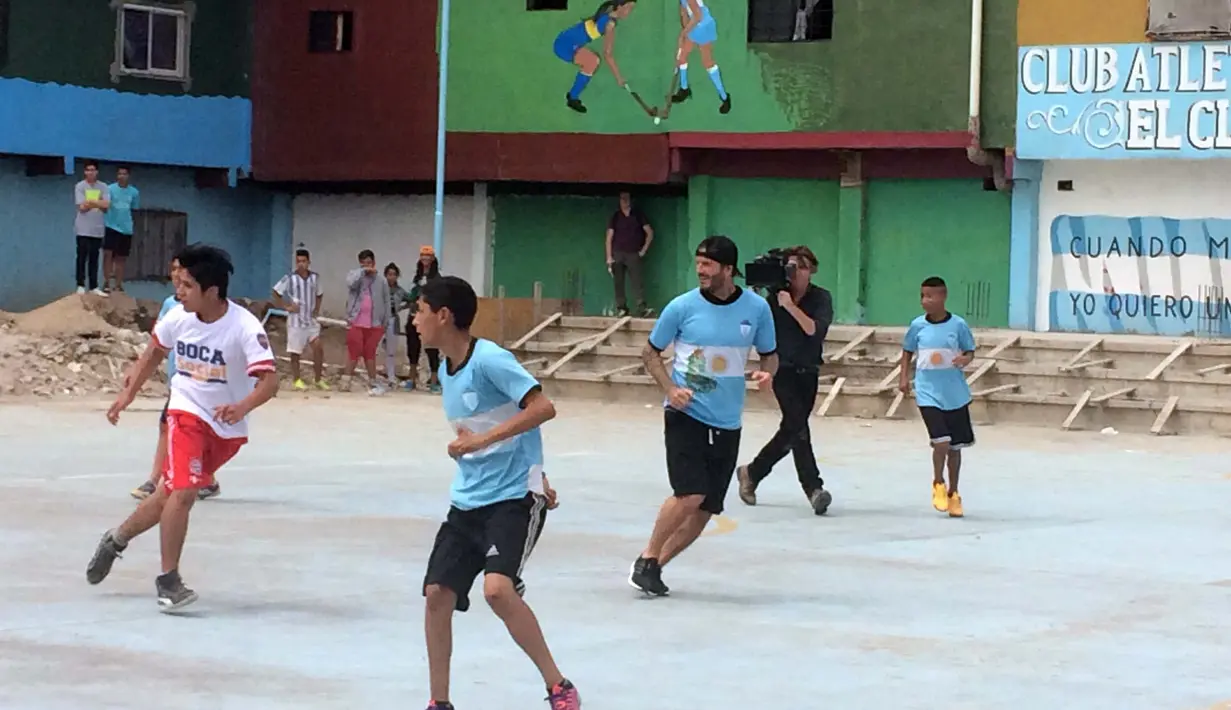 Bintang Sepak Bola David Beckham bermain bola bersama anak-anak untuk pembuatan film Dokumenter di Buenos Aires, Senin (9/11/2015).  (AFP Photo/FIXER-ARGENTINA/Macarena Galiardi)