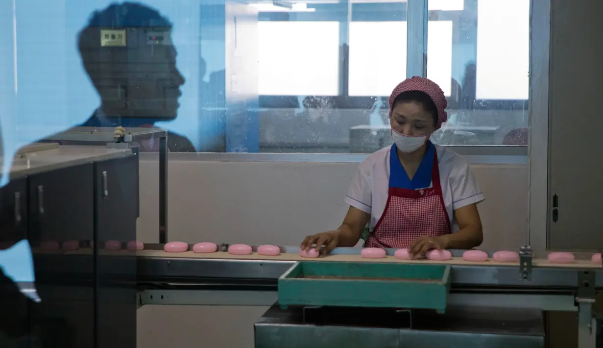 Seorang pekerja memeriksa produk sabun yang siap dikemas di Pabrik Kosmetik Pyongyang di Pyongyang, Korea Utara, 8 September 2018. Pabrik Kosmetik Pyongyang adalah salah satu produsen utama barang-barang kosmetik di Korea Utara. (AP Photo/Ng Han Guan)