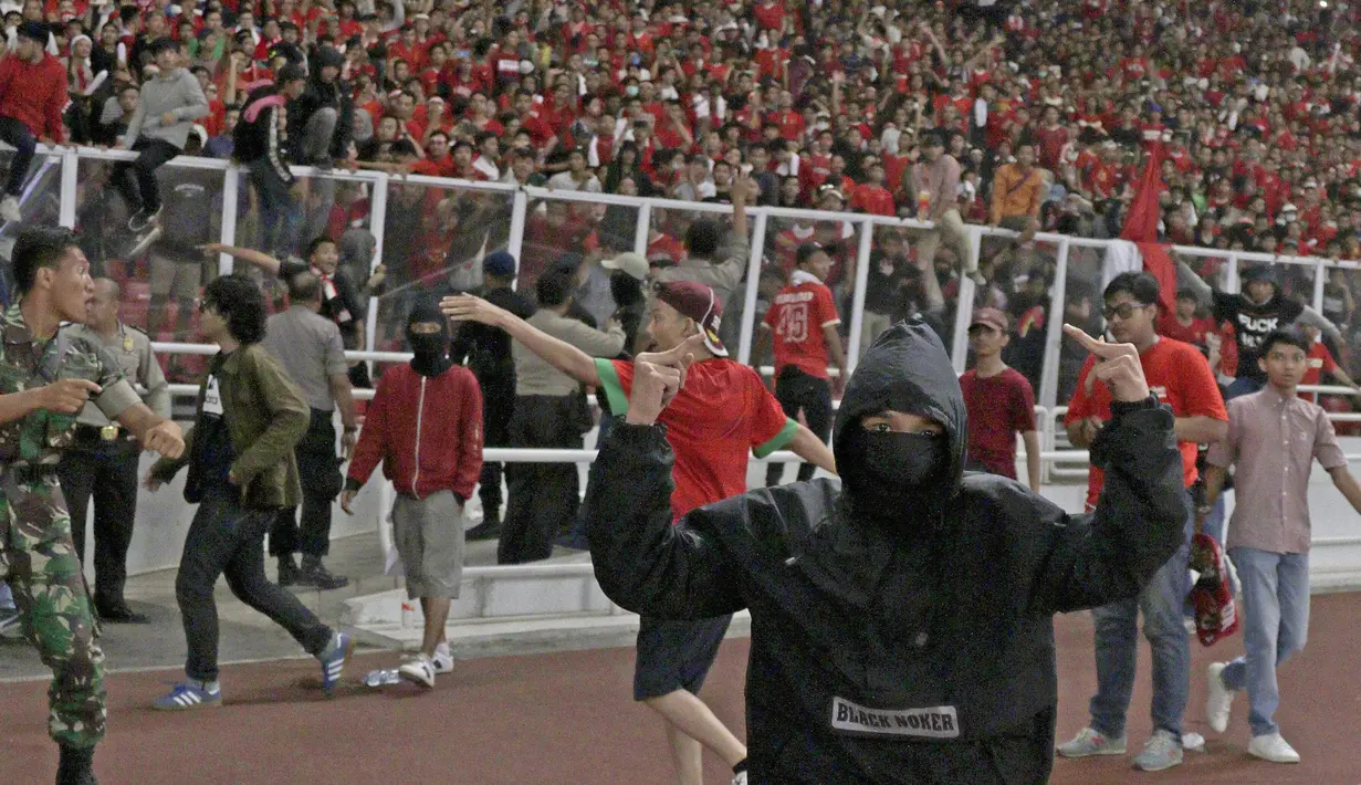 Suporter Timnas Indonesia turun ke lapangan ketika melawan Malaysia saat laga Kualifikasi Piala Dunia 2022 di SUGBK, Jakarta, Kamis (5/9). (Bola.com/Peksi Cahyo)