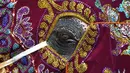 Seekor gajah yang dihias menunggu untuk tampil pada Festival Navam Perahera di Kolombo, Sri Lanka, 15 Februari 2022. Biksu, penari, pemusik, dan lainnya berpartisipasi dalam perayaan di Kuil Gangaramaya yang terkenal, salah satu destinasi wisata turis di Kolombo. (AP Photo/Eranga Jayawardena)