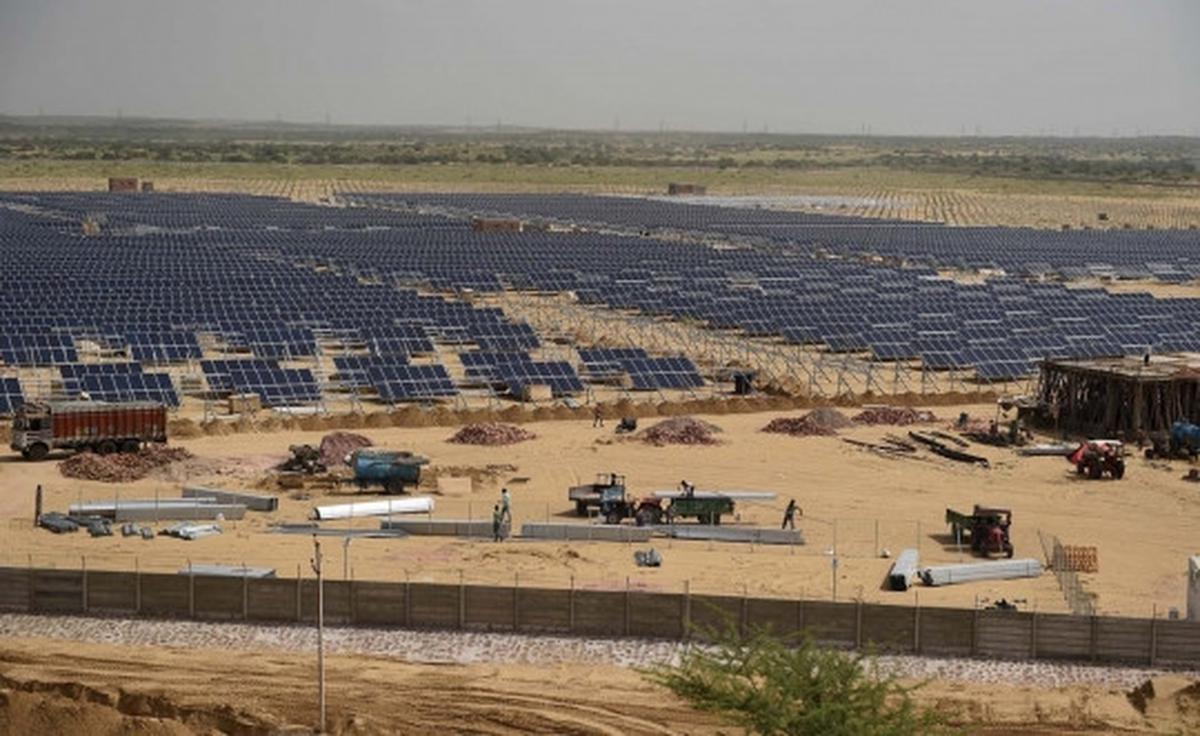 Melihat pembangunan pusat pembangkit tenaga surya India