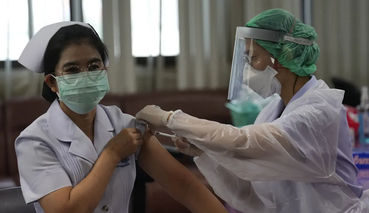 Seorang tenaga kesehatan menerima suntikan booster vaksin virus corona COVID-19 Pfizer-BioNTech di Rumah Sakit Bangkok Metropolitan Administration General, Bangkok, Thailand, Selasa (10/8/2021). Total kasus COVID-19 di Thailand mencapai 736.522 kasus sejak awal pandemi. (AP Photo/Sakchai Lalit)