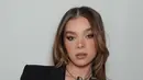 Hailee Steinfeld tampil elegan mengenakan busana serba hitam. Trailer film Spider-Man: Across the Spider-Verse baru saja dirilis dan telah ditonton sebanyak 17 juta kali. (Instagram/@haileesteinfeld)