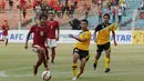 Pemain tengah timnas Indonesia U-23, Adam Alis (18) berusaha mengecoh pemain Brunei Darussalam, M Nur Ikhmal Bin Damit (kedua kanan) di laga kualifikasi grup H Piala Asia 2016 di Stadion GBK Jakarta, Minggu (29/3/2015). (Liputan6.com/Helmi Fithriansyah)