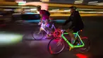 Peserta mengayuh sepeda yang dihiasi lampu saat berpartisipasi dalam acara Bike the Night di Vancouver, BC, (16/9). Para peserta berkeliling di sekitar False Creek dan pusat kota pada rute 10 km. (Darryl Dyck/Canadian Press via AP)