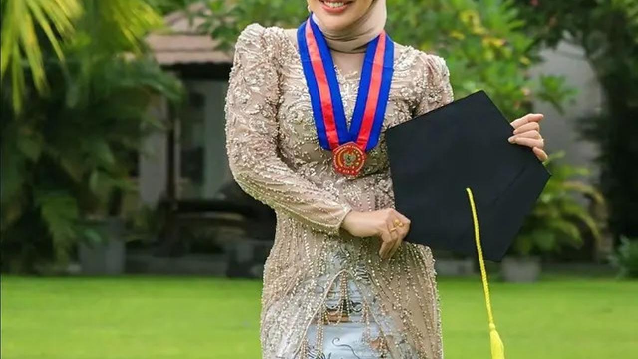 7 Potret Nurul Kamaria Lulus Kuliah di NTB, Angga Wijaya Ikut Bangga