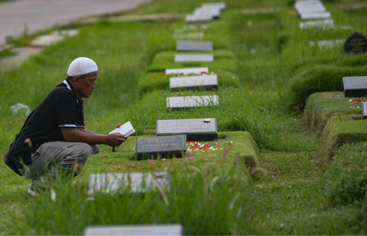 Ziarah kubur di makam khusus korban Covid-19 Srengseng Sawah