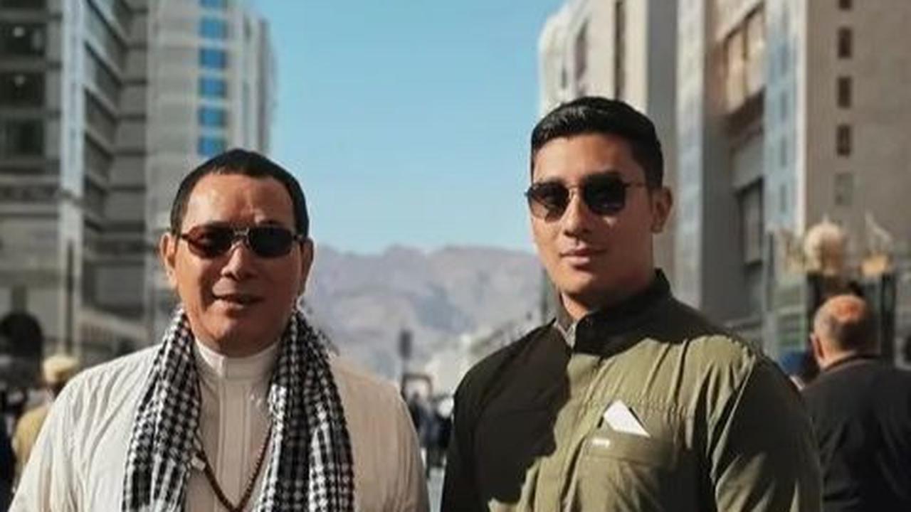 Darma juga membagikan potret bersama sang ayah, Tommy Soeharto.
