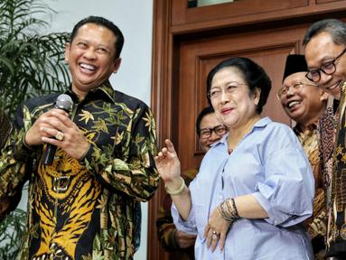 Ketua MPR Bambang Soesatyo (kiri) bersama Pimpinan MPR menemui Presiden ke-5 RI Megawati Soekarnoputri di kawasan Menteng, Jakarta, Kamis (10/10/2019). MPR mengundang Megawati untuk hadir dalam pelantikan Presiden Joko Widodo dan Wapres Mar'uf Amin 20 Oktober mendatang. (Liputan6.com/Johan Tallo)