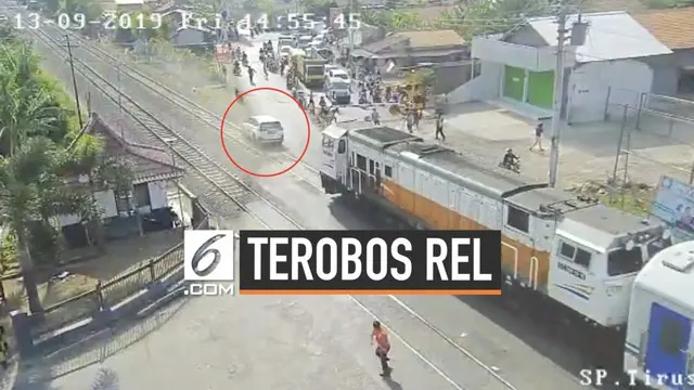 Sebuah mobil ditabrak kereta di Tegal setelah bannya tersangkut di tengah rel saat melintas. mobil diduga menerobos palang pintu lintasan yang sudah tertutup.