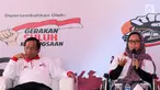 Ketua Gerakan Suluh Kebangsaan, Mahfud MD bersama Sekretaris Jenderal Suluh Kebangsaan Alissa Wahid memberi keterangan saat kegiatan Gerakan Suluh Kebangsaan  di stasiun Merak, Banten, Senin (18/2). (Liputan6.com/Johan Tallo)