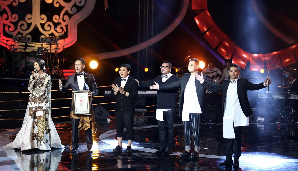 Keyboardis Kahitna Yovie Widianto, saat ditemui Bintang.com di daerah Kapten Tendean, Mampang, Jakarta Selatan, Senin (28/3/2016) mengatakan bahwa penggemarnya bukan saja dari angkatannya, tapi juga dibawahnya. (Nurwahyunan/Bintang.com)