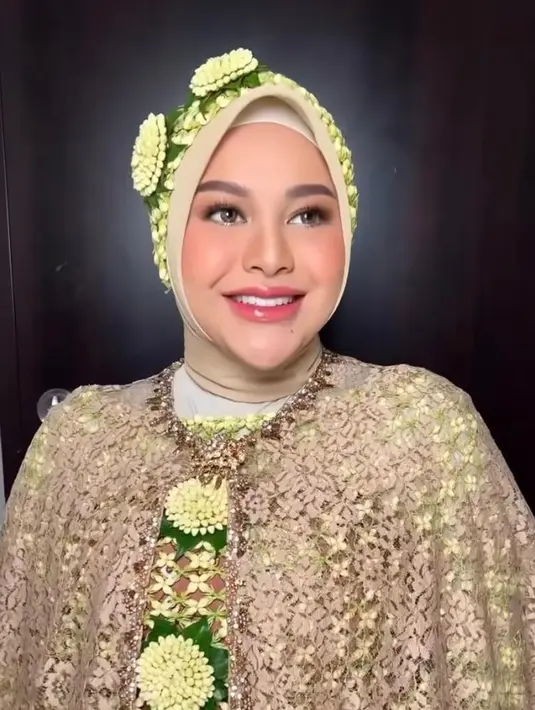 Roncean melati juga tampak menghiasi bagian kepala Aurel. [Instagram/andisyameutia]