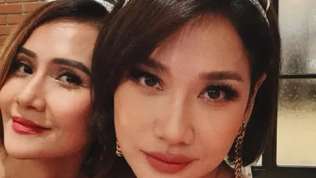 Bunga Citra Lestari saat Pesta Malam Tahun Baru pakai bondu Happy New Year. [@itsmebcl]