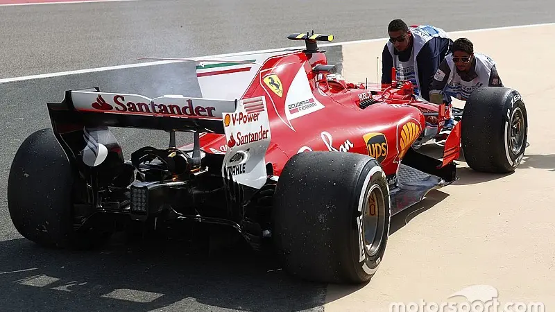 Mesin mobil Ferrari Kimi Raikkonen bermasalah