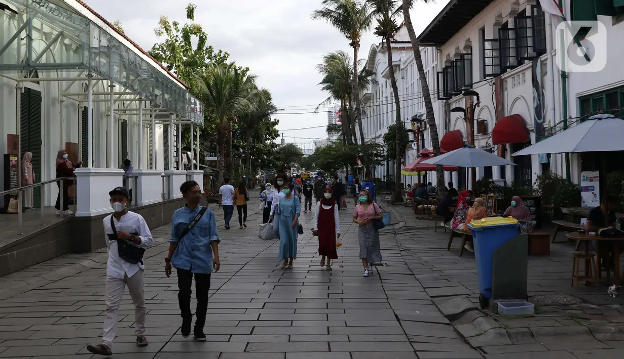 Warga berjalan-jalan di kawasan wisata Kota Tua Jakarta, Rabu (9/12/2020). Libur pelaksanaan Pilkada Serentak 2020 dimanfaatkan sejumlah warga untuk berwisata di kawasan Kota Tua Jakarta. (Liputan6.com/Helmi Fithriansyah)