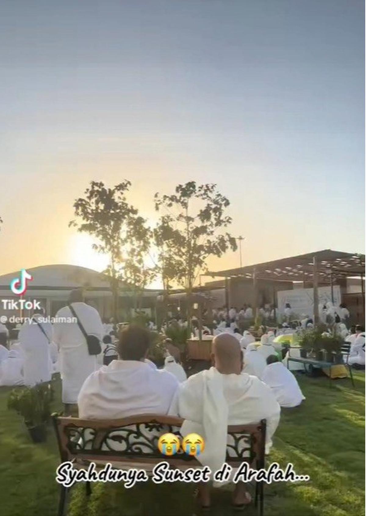 Potret Haru Ivan Gunawan Jalani Wukuf, Bagikan Momen Bersejarah hingga Sunset di Arafah
