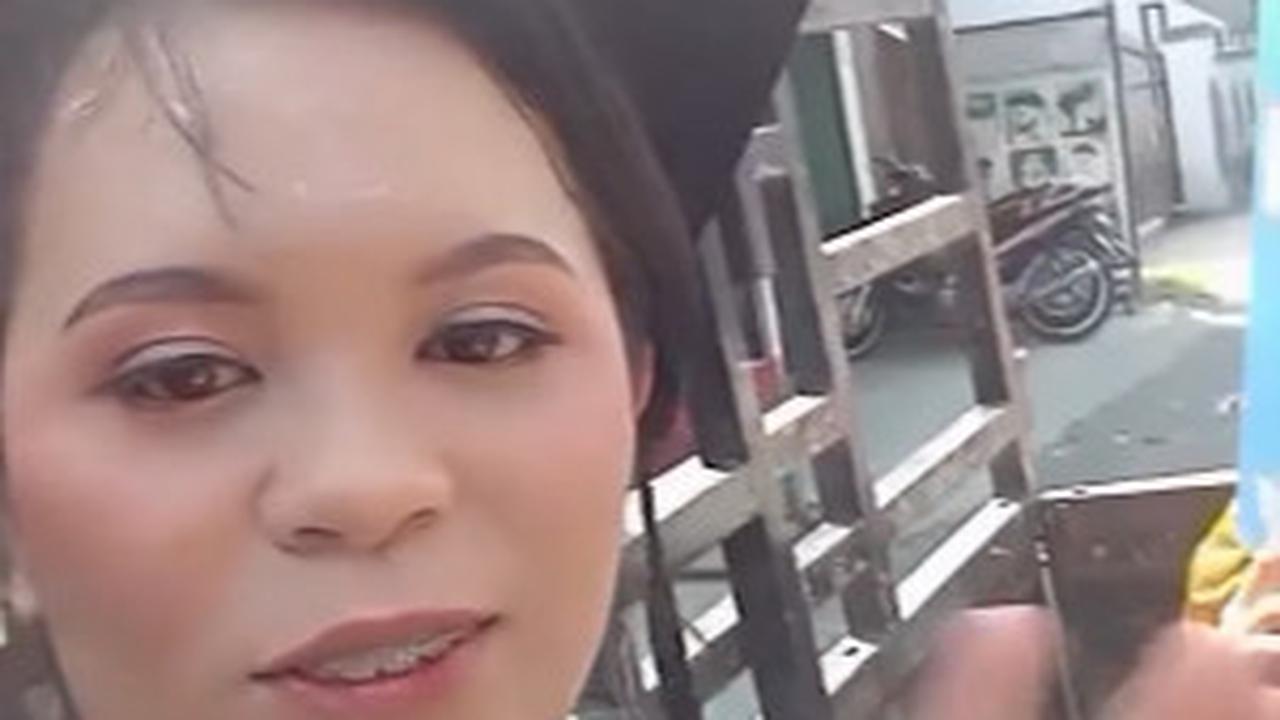 Tak Malu dan Gengsi, Cewek ini Naik Mobil Bak Terbuka sama Bapaknya Usai Wisuda
