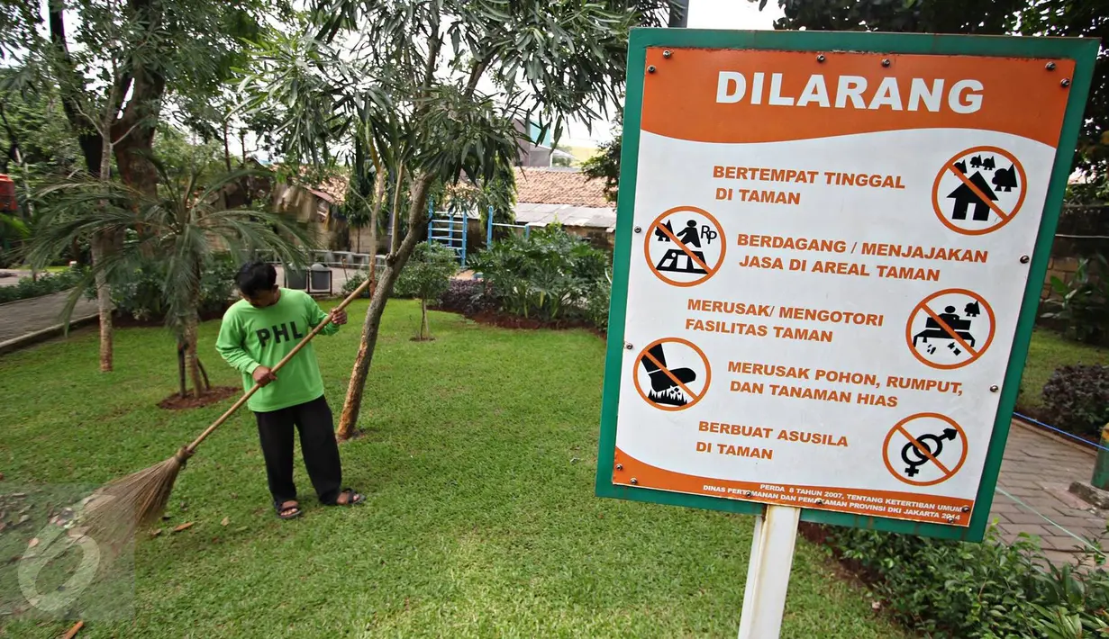 Petugas membersihkan sekitar Taman Salam, Pasar Minggu, Jakarta, Selasa (18/10). Taman yang letaknya tersembunyi di antara pemukiman warga tersebut menjadi lokasi favorit bagi warga sekitar untuk melepas penat. (Liputan6.com/Immanuel Antonius)