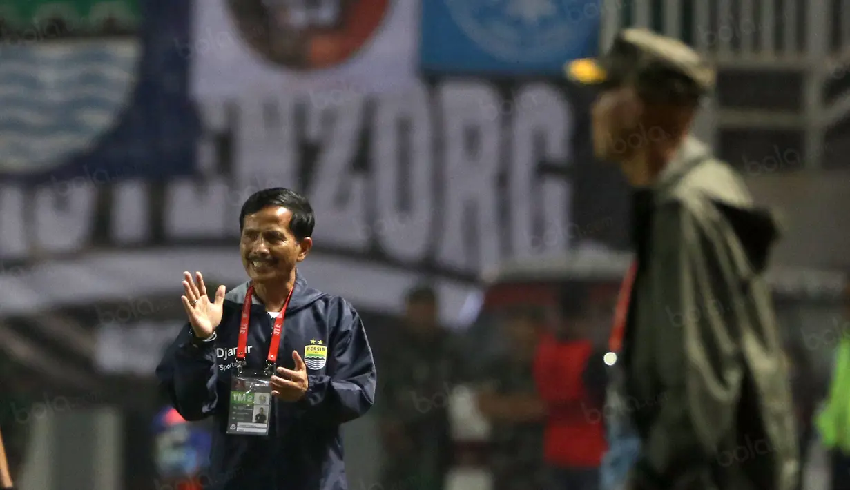 Pelatih Persib Bandung, Djajang Nurjaman memberikan semangat kepada timnya saat melawan PS TNI pada laga Torabika SC 2016 di Stadion Pakansari, Bogor, Minggu (21/8/2016). (Bola.com/Nicklas Hanoatubun)