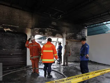 Petugas pemadam melakukan upaya pendinginan kebakaran kios bengkel ac mobil di kawasan Hj. Nawi, Jakarta, Senin (20/7/2015). Pemadam kebakaran mengerahkan 13 unit mobil Damkar di tempat kejadian kebakaran. (Liputan6.com/Helmi Afandi)