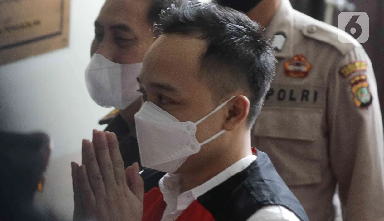 <p>Terdakwa kasus dugaan pembunuhan berencana Brigadir Yosua, Ricky Rizal mengenakan rompi merah tiba untuk mengikuti sidang lanjutan di PN Jakarta Selatan,Selasa (14/2/2023). Sidang tersebut beragenda pembacaan vonis oleh majelis hakim. (Liputan6.com/Herman Zakharia)</p>