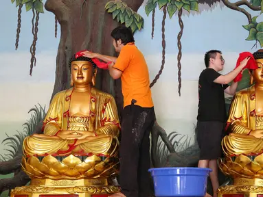 Warga keturunan Tionghoa membersihkan patung budha dan area ibadah lainnya di Vihara Amurva Bhumi, Jakarta, Rabu (22/1/2025). (Liputan6.com/Angga Yuniar)