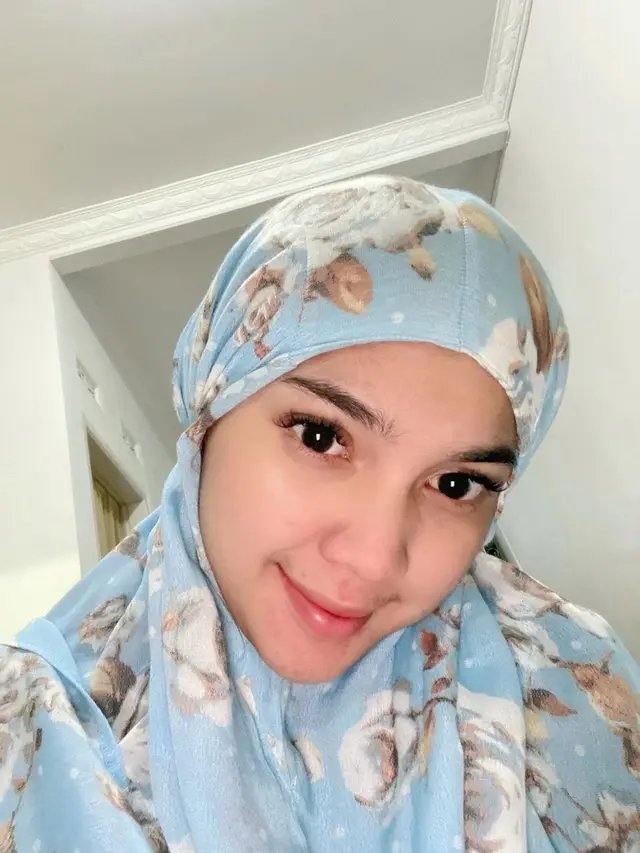 7 Potret Raya Kitty saat Kenakan Hijab, Cantik Memesona
