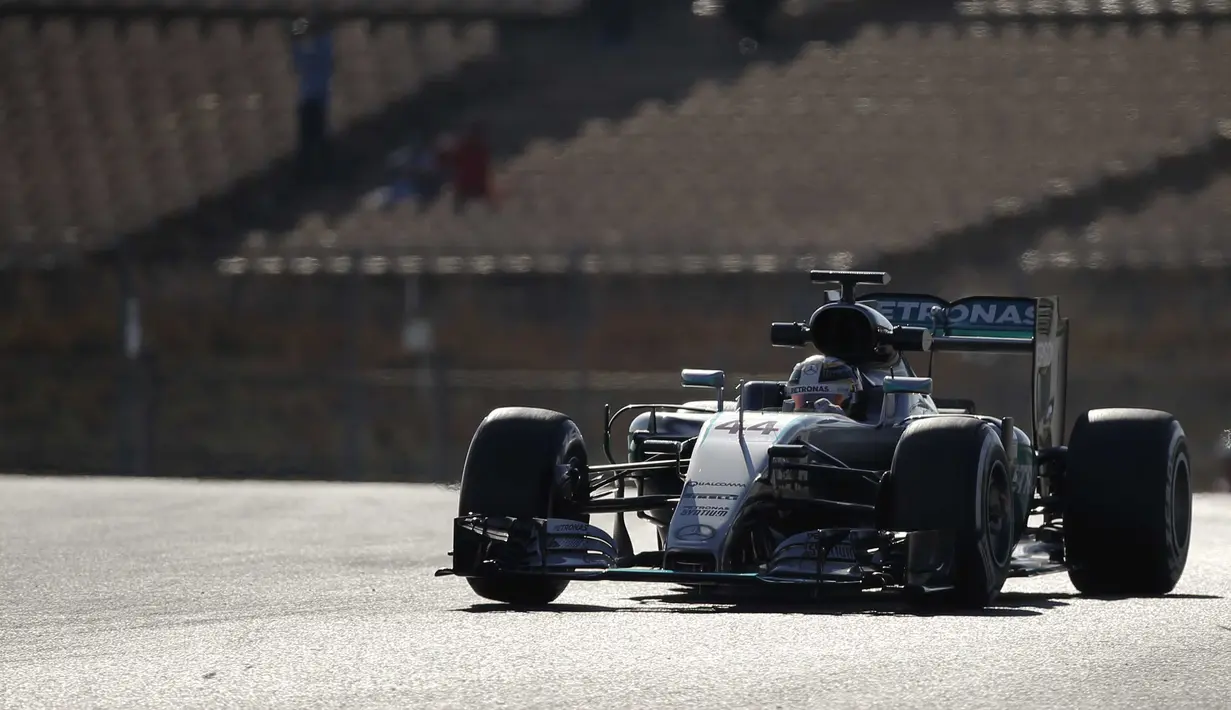 Pebalap Mercedes, Lewis Hamilton mencatat waktu tercepatnya 1m26.421s pada sesi test pramusim F1 hari ke-3 di Sirkuit Catalunya, Barcelona, Rabu (24/2/2016) WIB.  (REUTERS/Sergio Perez)
