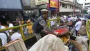 Diketahui, sesuai kesepakatan yang ditandatangani saat sosialisasi relokasi, para PKL berkomitmen untuk mengakhiri aktivitas perdagangan di lokasi tersebut pasca Idulfitri. Tampak dalam foto, personel Satpol PP Kota Bogor saat melakukan penertiban Pedagang Kaki Lima (PKL) di Eks Pasar Bogor, Jawa Barat, Rabu (25/3/2026). (merdeka.com/Arie Basuki)