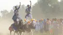 Sikh India 'Nihangs', atau anggota militer tradisional Sikh menujukkan keterampilan berkuda selama perayaan Fateh Divas di Amritsar (20/10). Perayaan Fateh Divas ini digelar sehari setelah festival Diwali. (AFP/Narinder Nanu)