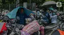 Panas matahari yang menyengat membuat pemudik memilih meninggalkan motor untuk berteduh. (Liputan6.com/Angga Yuniar)