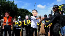 Puluhan massa melakukan aksi teatrikal menggambarkan sapu lidi sebagai simbol 'besih-besih',  Jakarta, Rabu (21/1/2015). Aksi unjuk rasa ini dilakukan untuk menolak pencalonan Komjen Budi Gunawan (BG) menjadi Kapolri. (Liputan6.com/Faisal R Syam)