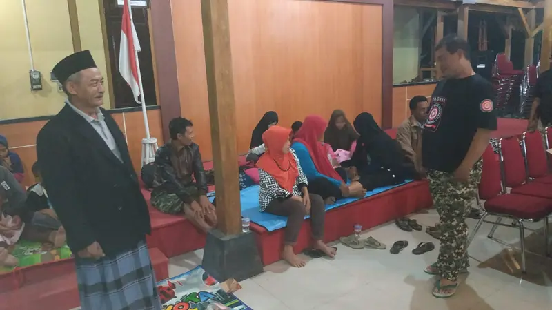 Warga Sumpiuh, Banyumas mengungsi saat gempa banten magnitudo 6,9, Jumat malam, 2 Agustus 2019. (Foto: Liputan6.com/Tagana Banyumas/Muhamad Ridlo)