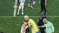 Momen ketika bintang Brasil, Neymar, dihampiri oleh putra Ivan Perisic, Leo, setelah laga perempat final Kroasia vs Brasil Jumat (9/12/2022) malam WIB.
(Sumber : twitter @ESPN)