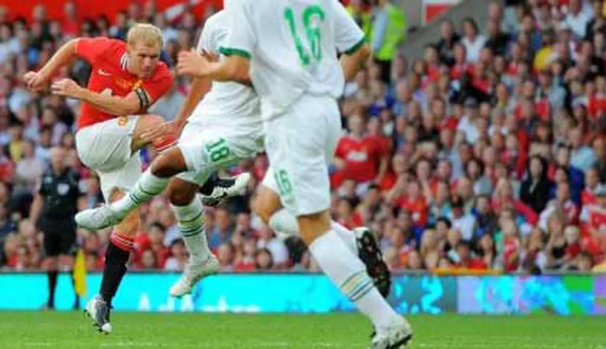 Mantan gelandang Manchester United Paul Scholes melepaskan tembakan keras yang menjadi gol saat melakoni laga testimonial versus New York Cosmos di Old Trafford, 5 Agustus 2011. AFP PHOTO/ANDREW YATES