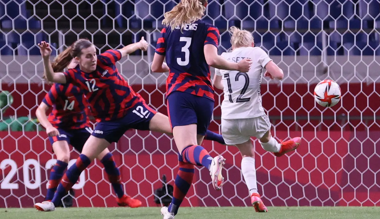 Memasuki babak kedua pertandingan, Betsy Doon Hassett (kanan) berhasil memperkecil ketertinggala di menit ke-72 karena sebelumnya Selandia Baru membuat goal bunuh diri di menit ke-63 lewat Abby May Erceg. Skor menjadi berubah menjadi 3-1 atas keunggulan Amerika Serikat. (Foto: AFP/Ayaka Naito)