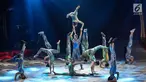 Pemain Oriental Circus Indonesia menunjukkan akrobat dalam The Great 50 Show di GBK, Senayan, Jakarta, Jumat (14/12). Pertunjukan sirkus hari pertama ini merupakan kolaborasi antara sirkus modern dan tradisional. (Liputan6.com/Fery Pradolo)