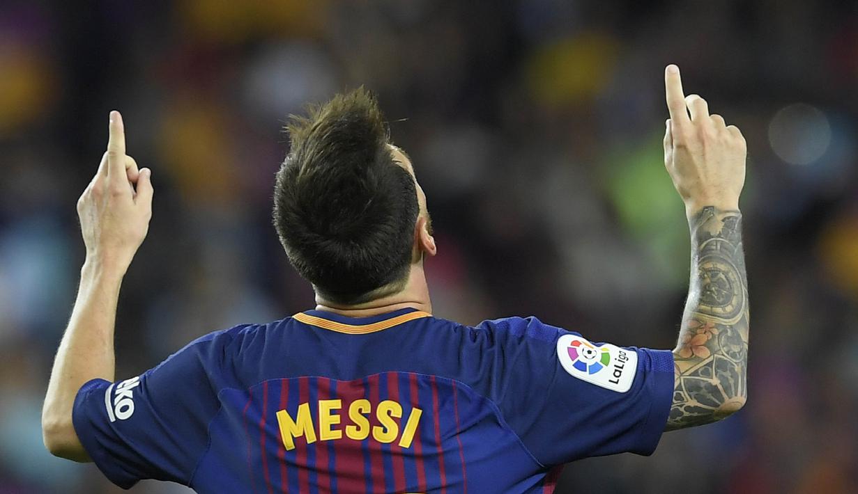 Bintang Barcelona, Lionel Messi, merayakan gol yang dicetaknya ke gawang Espanyol pada laga La Liga Spanyol di Stadion Camp Nou, Katalonia, Sabtu (9/9/2017). Barcelona menang 5-0 atas Espanyol. (AFP/Lluis Gene)