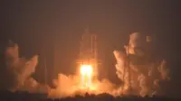 Roket Long March-5 membawa pesawat ruang angkasa Chang'e-6 meluncur dari landasan di Situs Peluncuran Luar Angkasa Wenchang di Provinsi Hainan, China, pada Jumat (3/5/2024). (Dok. Guo Cheng/Xinhua via AP)