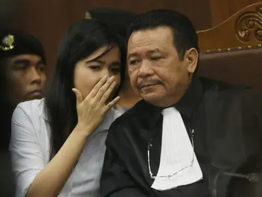 Terdakwa Jessica Kumala Wongso berbincang dengan kuasa hukumnya saat menjalani sidang lanjutan kasus kematian Wayan Mirna Salihin di PN Jakarta Pusat, Rabu (27/7). (Liputan6.com/Immanuel Antonius)