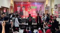 Calon wakil presiden (cawapres) nomor urut tiga Mahfud Md menyambangi keluarga Jawara Gapura Nusantara di Desa Warunggunung Lebak, Banten.(Liputan6.com/Nanda Perdana Putra)