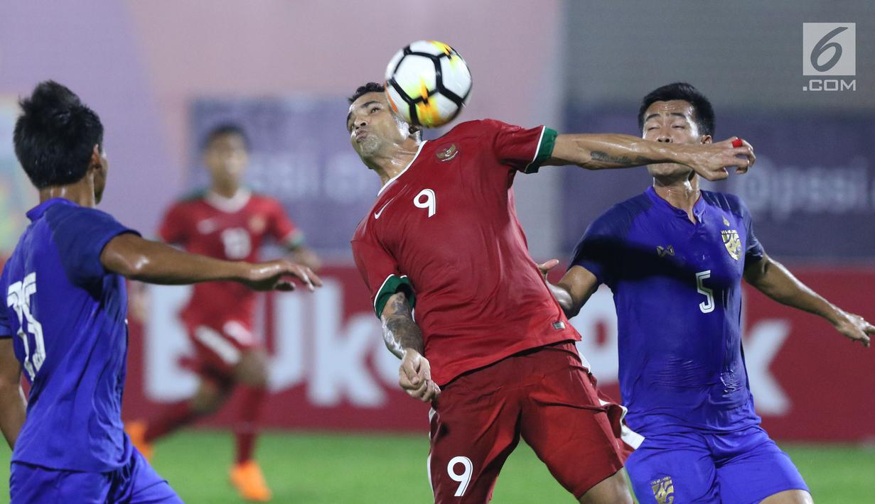 Pemain depan Timnas Indonesia U-23, Alberto Goncalves (tengah) berebut bola dengan pemain Thailand U-23, Shinnaphat Leeaoh pada laga persahabatan di Stadion PTIK, Jakarta, Kamis (31/5). Indonesia U-23 kalah 1-2. (Liputan6.com/Helmi Fithriansyah)