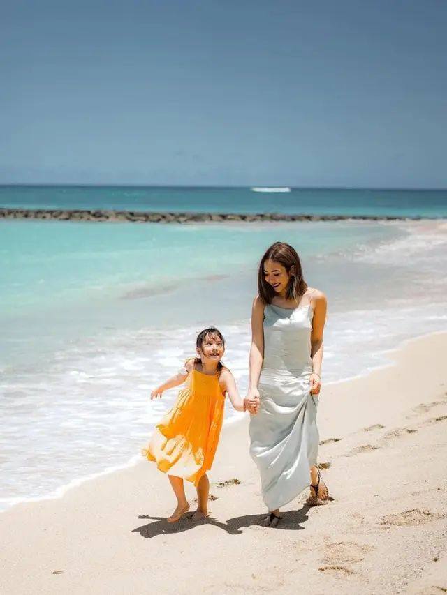 OOTD Selebriti saat Bermain di Pantai Bareng Anak