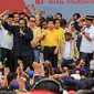 Ketum Partai Nasdem, Surya Paloh berorasi di panggung parade kebudayaan 'Aksi Kita Indonesia' di Bundaran HI, Jakarta, Minggu (4/12). Acara ini diisi dengan parade budaya Indonesia dan orasi tokoh politik nasoional Indonesia. (Liputan6.com/Fery Pradolo)