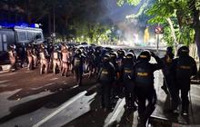 Polisi Terus Halau Aksi Solidaritas Surabaya: Ketegangan di Panglima Sudirman Berlanjut Hingga Malam Hari