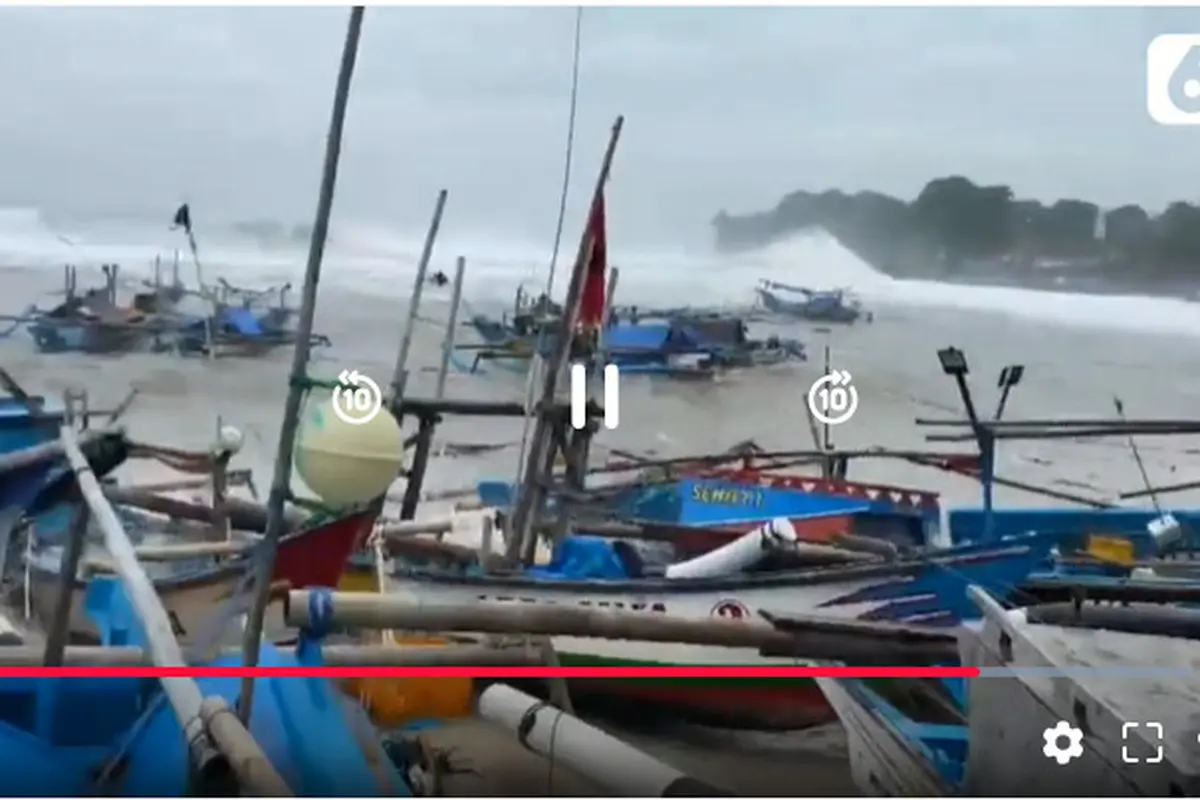 Ombak Besar di Garut, Ratusan Perahu Nelayan Rusak Berat