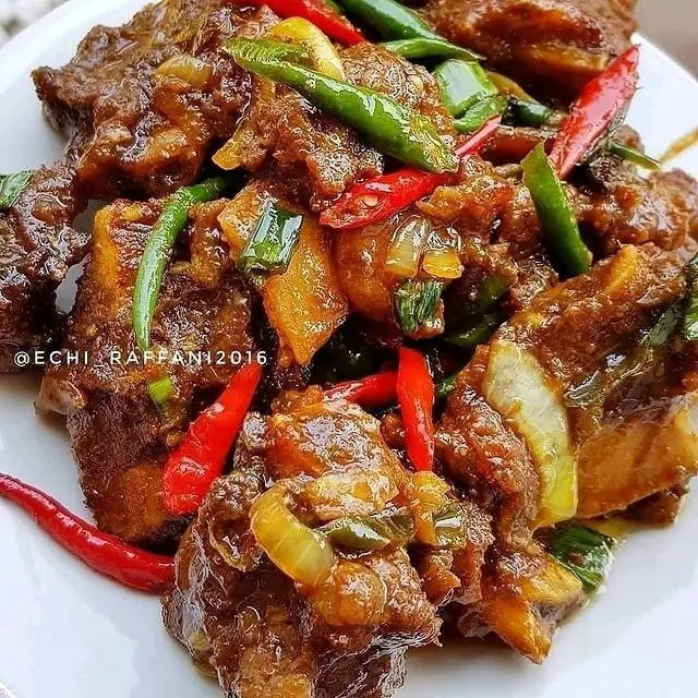 Sepiring daging kecap empuk pedas