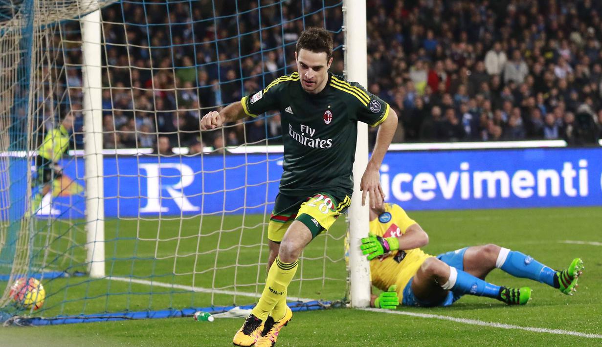 Pemain AC Milan,  Giacomo Bonaventura (kiri) merayakan golnya ke gawang SSC Napoli pada pertandingan Serie A pekan ke-26 di San Paolo, Naples, Selasa (23/2/2016) dini hari WIB. ( AFP/Carlo Hermann )