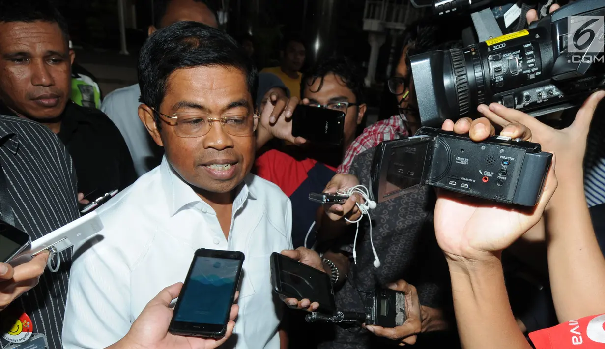 Menteri Sosial Idrus Marham menjawab pertanyaan wartawan usai menjalani pemeriksaan di KPK, Jakarta, Senin (21/5). Idrus diperiksa sebagai saksi untuk tersangka Anggota Komisi I DPR dari Fraksi Golkar, Fayakhun Andriadi. (Merdeka.com/Dwi Narwoko)